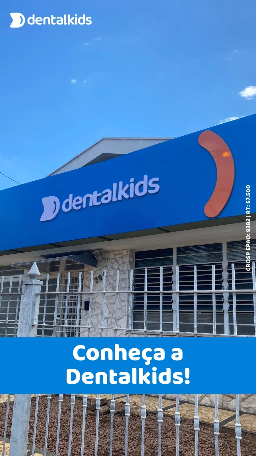 Fachada azul de uma unidade Dentalkids com o logo da clínica